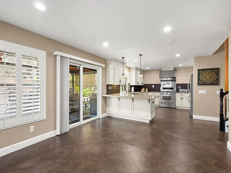 1648 Meadowglen Ct — Photo 4