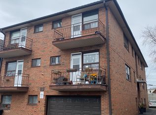 115 8th St #3, Toronto, ON M8V 3C5