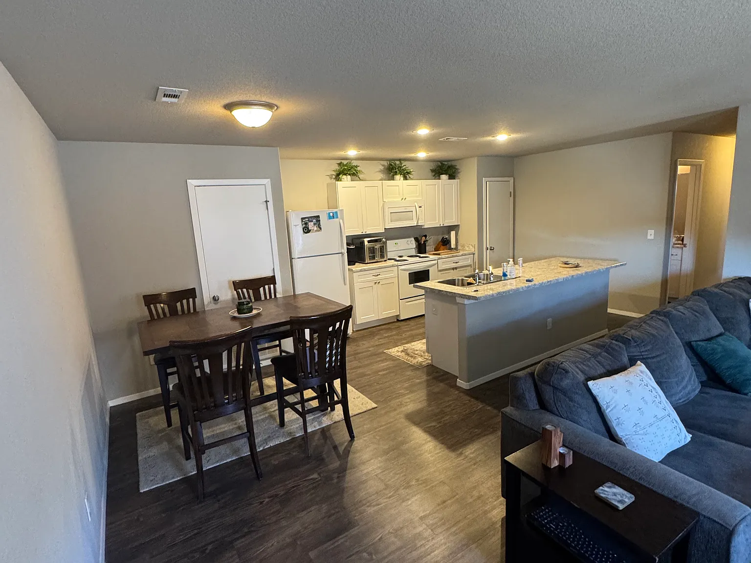 3 bed, 1370 sqft, $900 — Photo 1