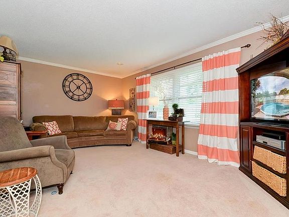 Great interior colors and decor.