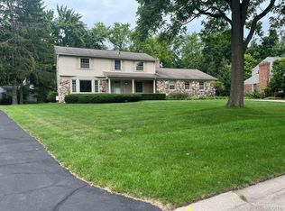 29075 Oak Point Dr, Farmington Hills, MI