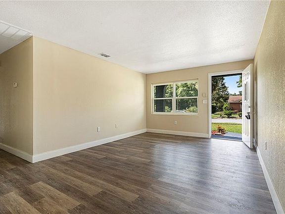 5th image of 1301 Robert King High Dr