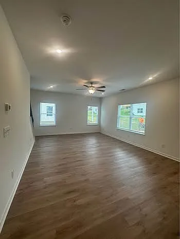 4 bed, 2.5 bath, 2404 sqft, $2,500 — Photo 3