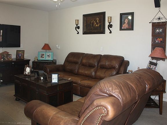 3rd image of 906 W 20th St