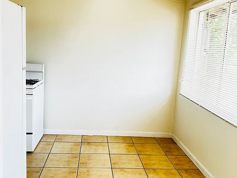 6633 N 67th Ave #7 — Photo 3