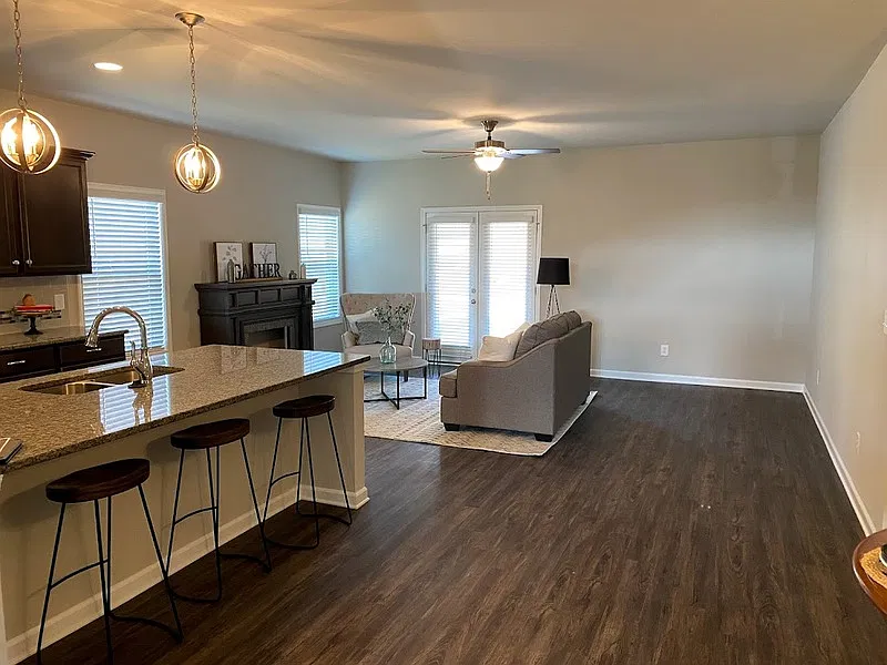3 bed, 2.0 bath, 2060 sqft, $1,800 — Photo 2