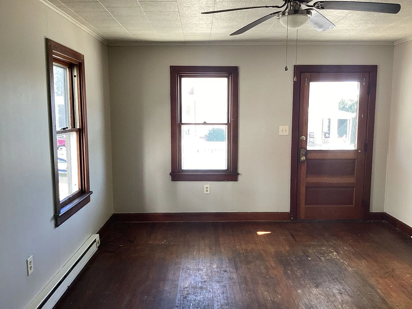Charming 3-Bedroom, 1-Bathroom Single-Family Home — Photo 2