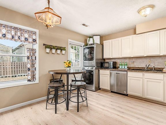 5th image of 415 Hillview Dr