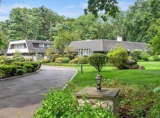 26 Forest Dr, Sands Point, NY 11050