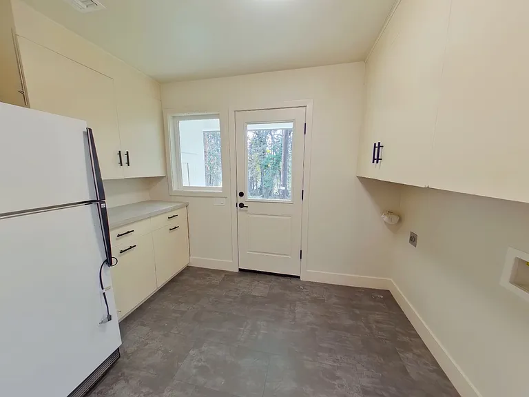 3240 S Louis Ln — Photo 7