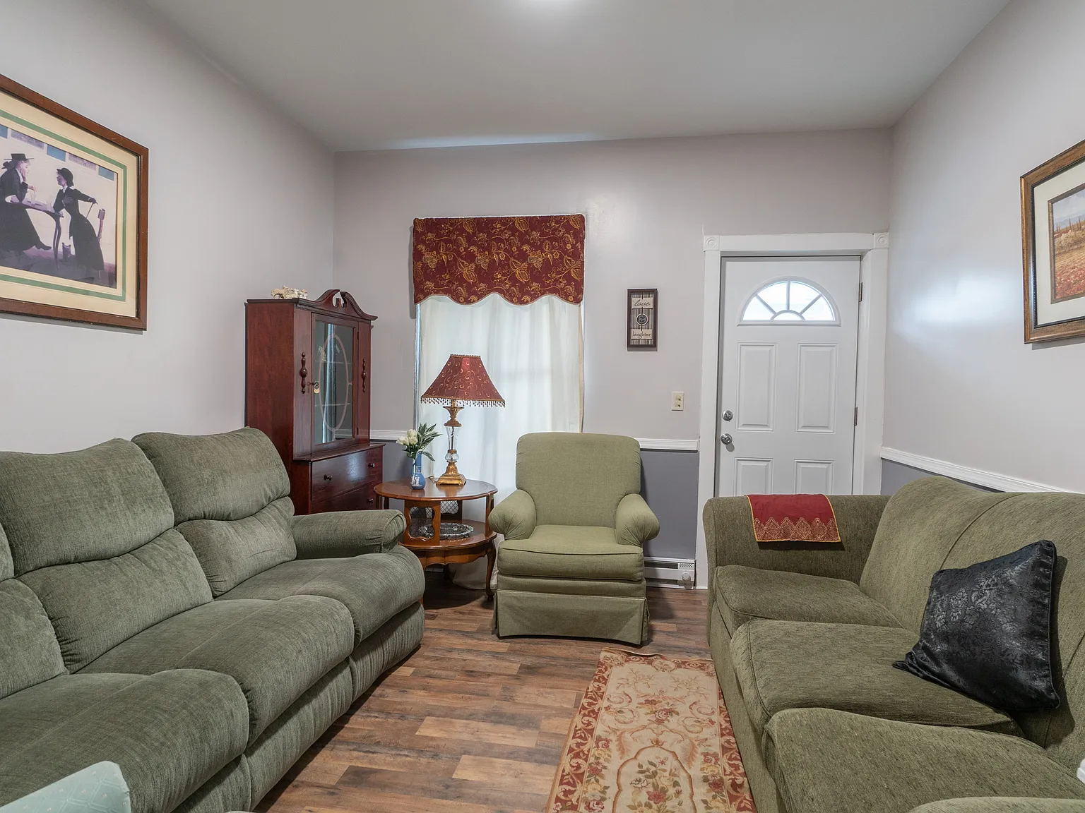 3 bed, 972 sqft, $1,824 — Photo 2