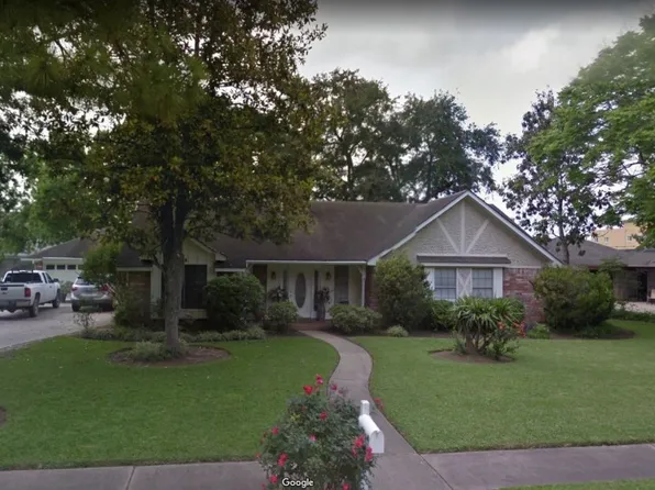 114 Flag Dr W, Lake Jackson, TX 77566