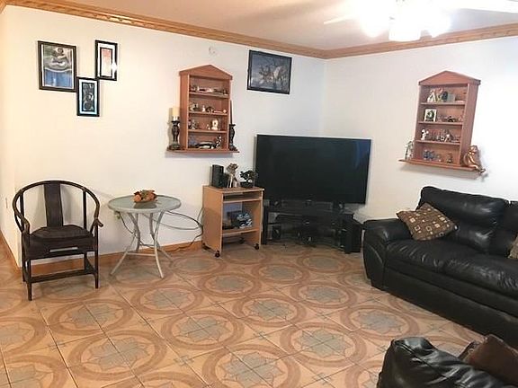 5th image of 902 W Green Acres Pl