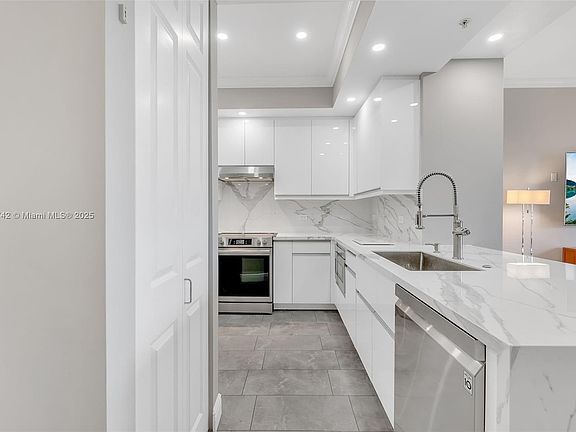 3rd image of 2617 NE 14th Ave APT 306