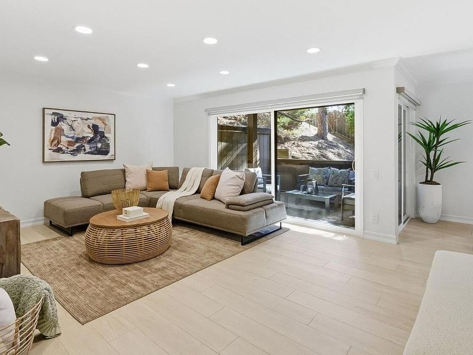 1st image of 3335 La Mesa Dr