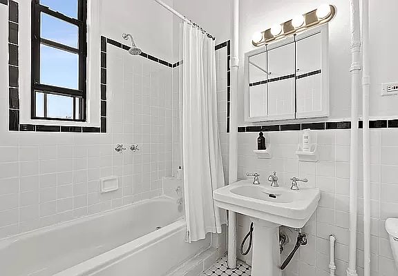 5th image of 140 W 69th St APT 96A