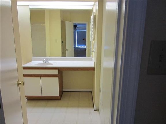 3rd image of 401 Henley Ct APT J