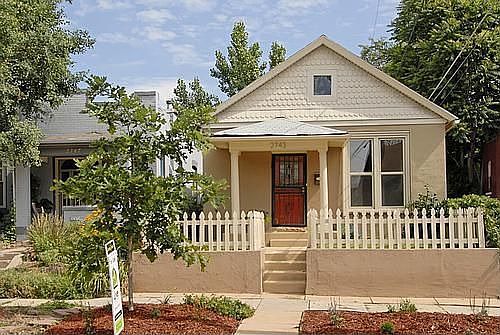 Updated Bugalow on Quiet Street close to Everything!