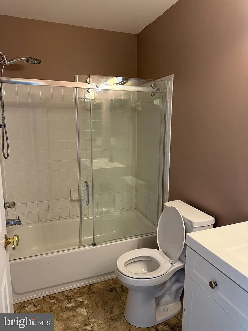 4 bed, 3.5 bath, 2040 sqft, $3,200 — Photo 4