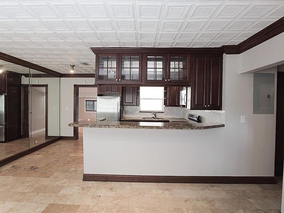 3rd image of 305 Gulfstream Drive