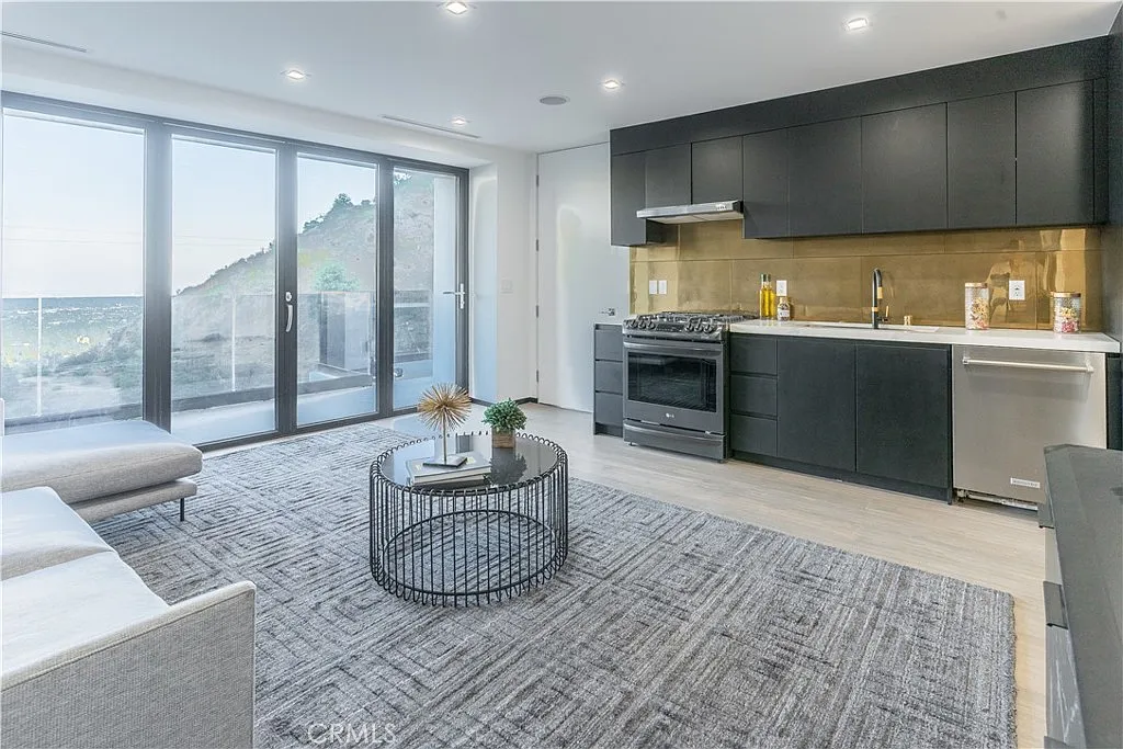 1 bed, 800 sqft, $4,000 — Photo 3