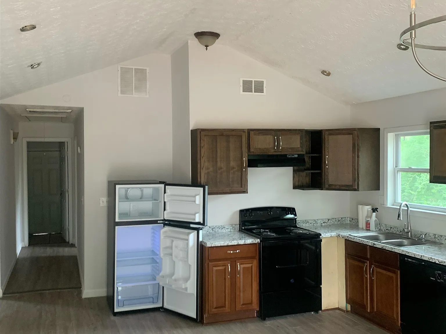 3 bed, 2.0 bath, $1,050 — Photo 2