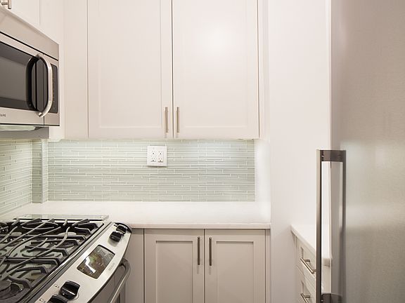 5th image of 305 E 40th St #7E
