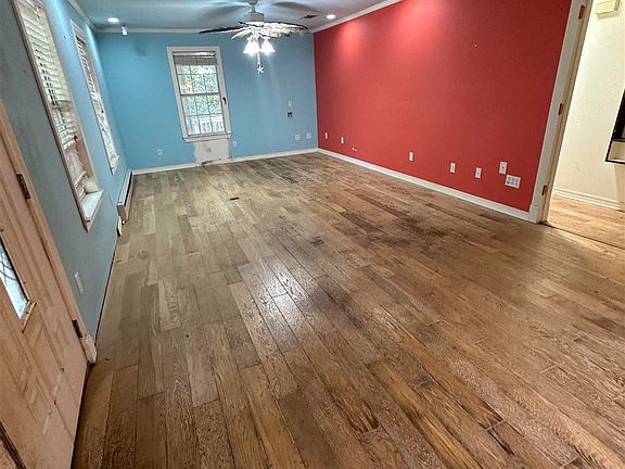 4th image of 3278 Laurel Dr