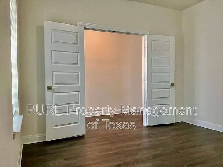 1008 Brenham Ln — Photo 5