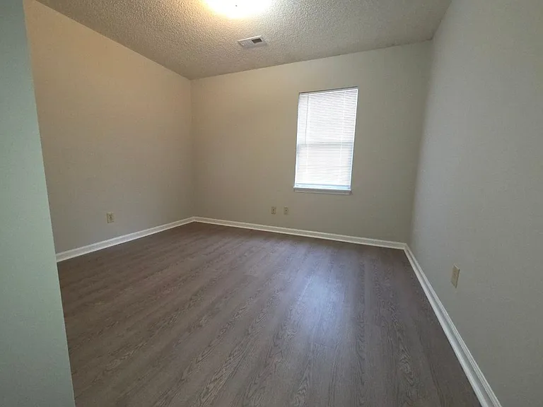 309 E Spruce St — Photo 10
