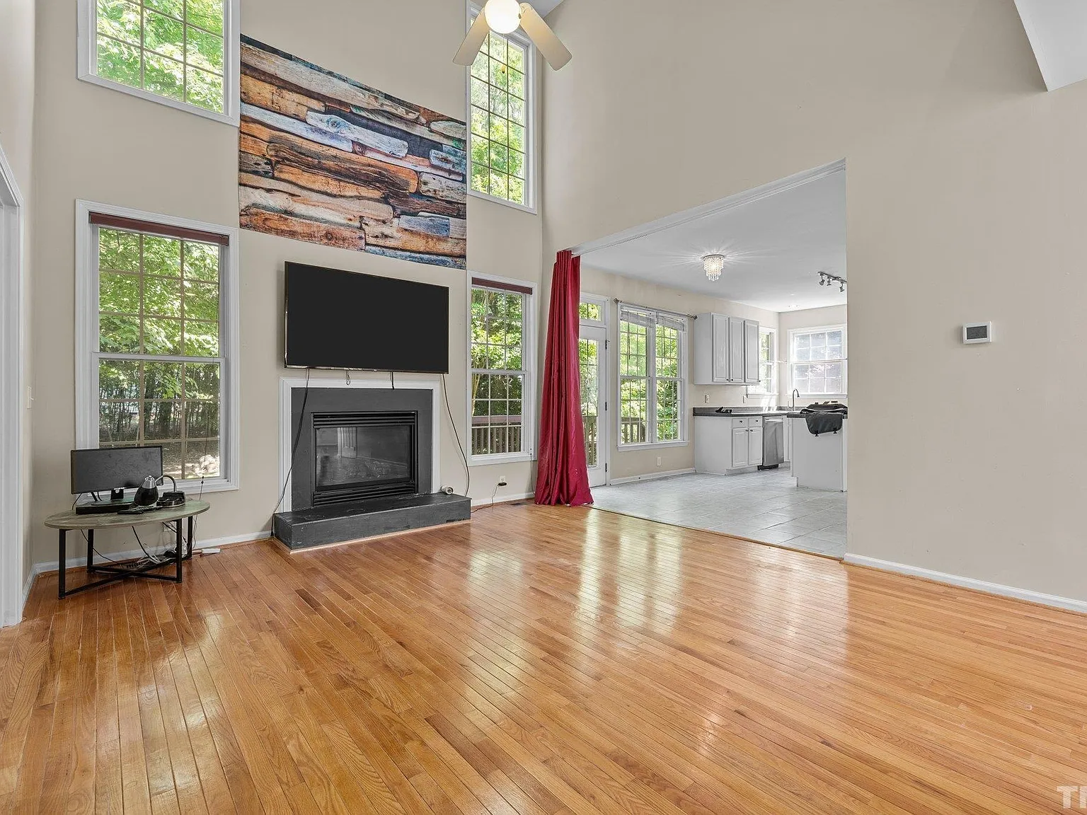 5 bed, 2449 sqft, $3,300 — Photo 2
