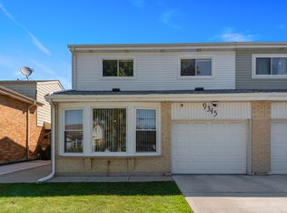 9345 Twin Oaks Ln, Des Plaines, IL 60016