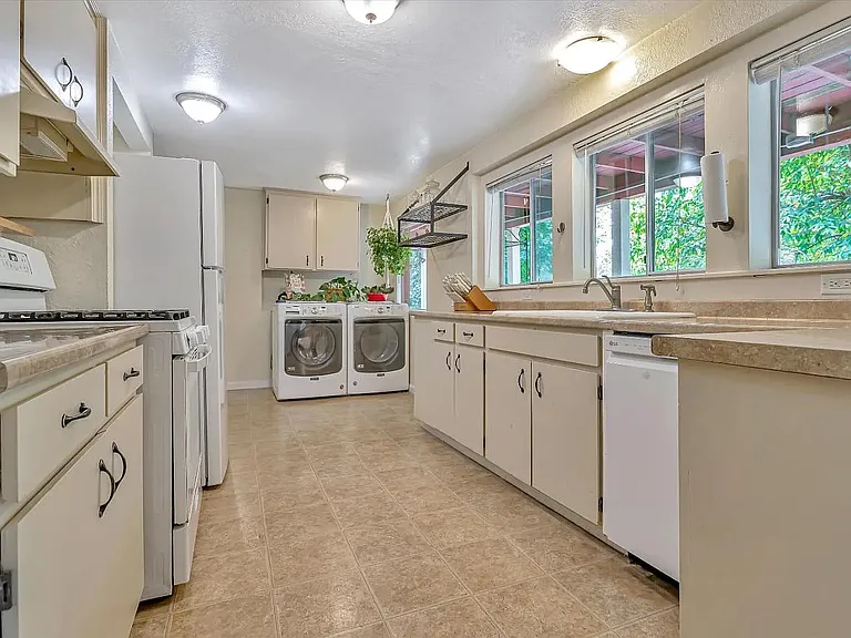 9280 Old County Rd — Photo 16