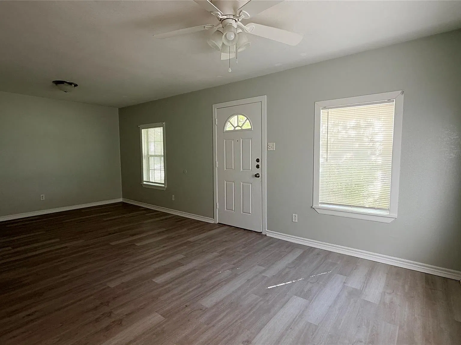 2 bed, 1.0 bath, 886 sqft, $1,050 — Photo 3