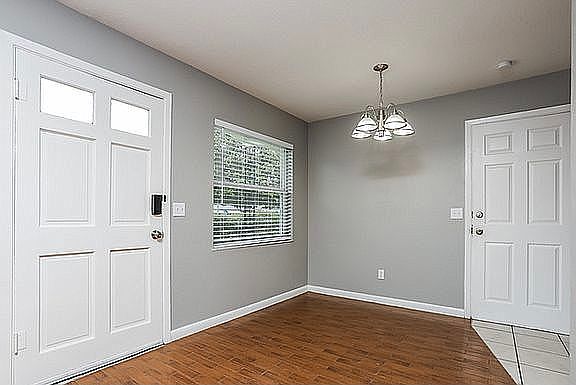 1st image of 471 Sunnyview Cir
