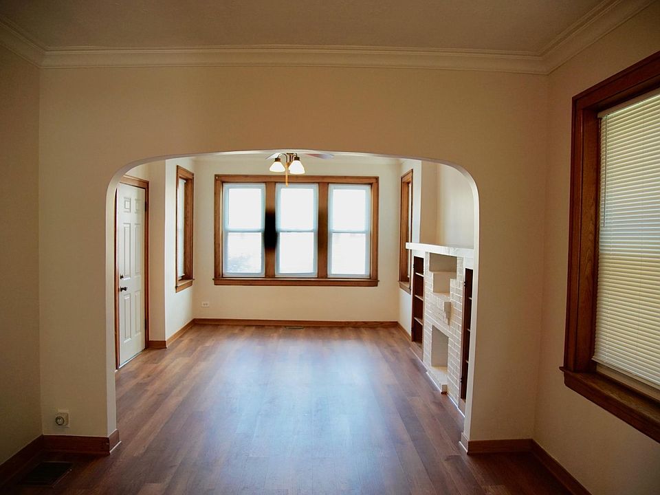 Living room/dining room, new vinyl flooring.