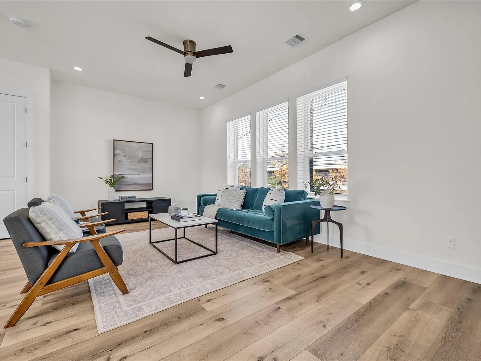 3 bed, 3.5 bath, 2200 sqft, $2,990 — Photo 4