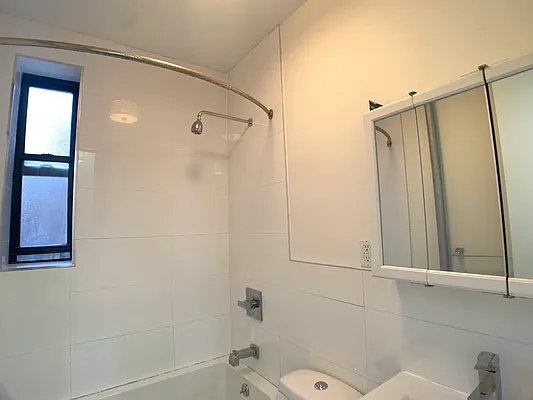 Rented by Tapiro Realty | media 8