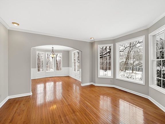 2nd image of 905 Crabapple Ln