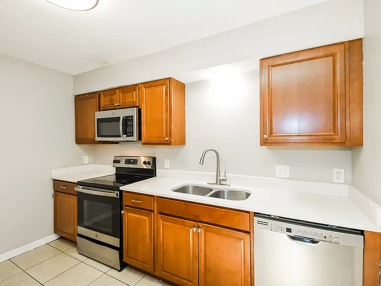 1834 Manitoba Ct N — Photo 7