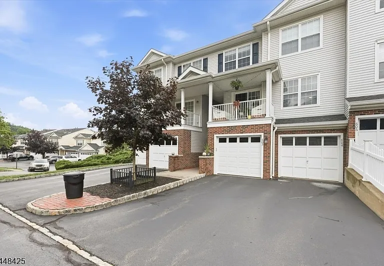 604 Knollwood Ct — Photo 1