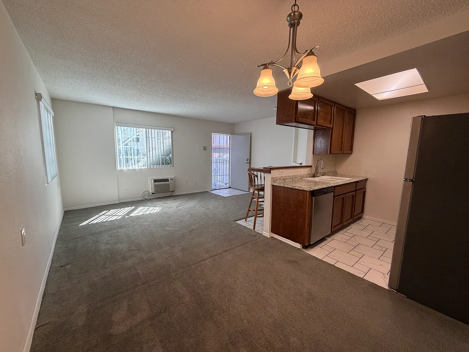 3 bed, 850 sqft, $2,600 — Photo 2