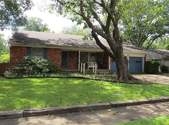 2nd image of 613 Parkview Ln