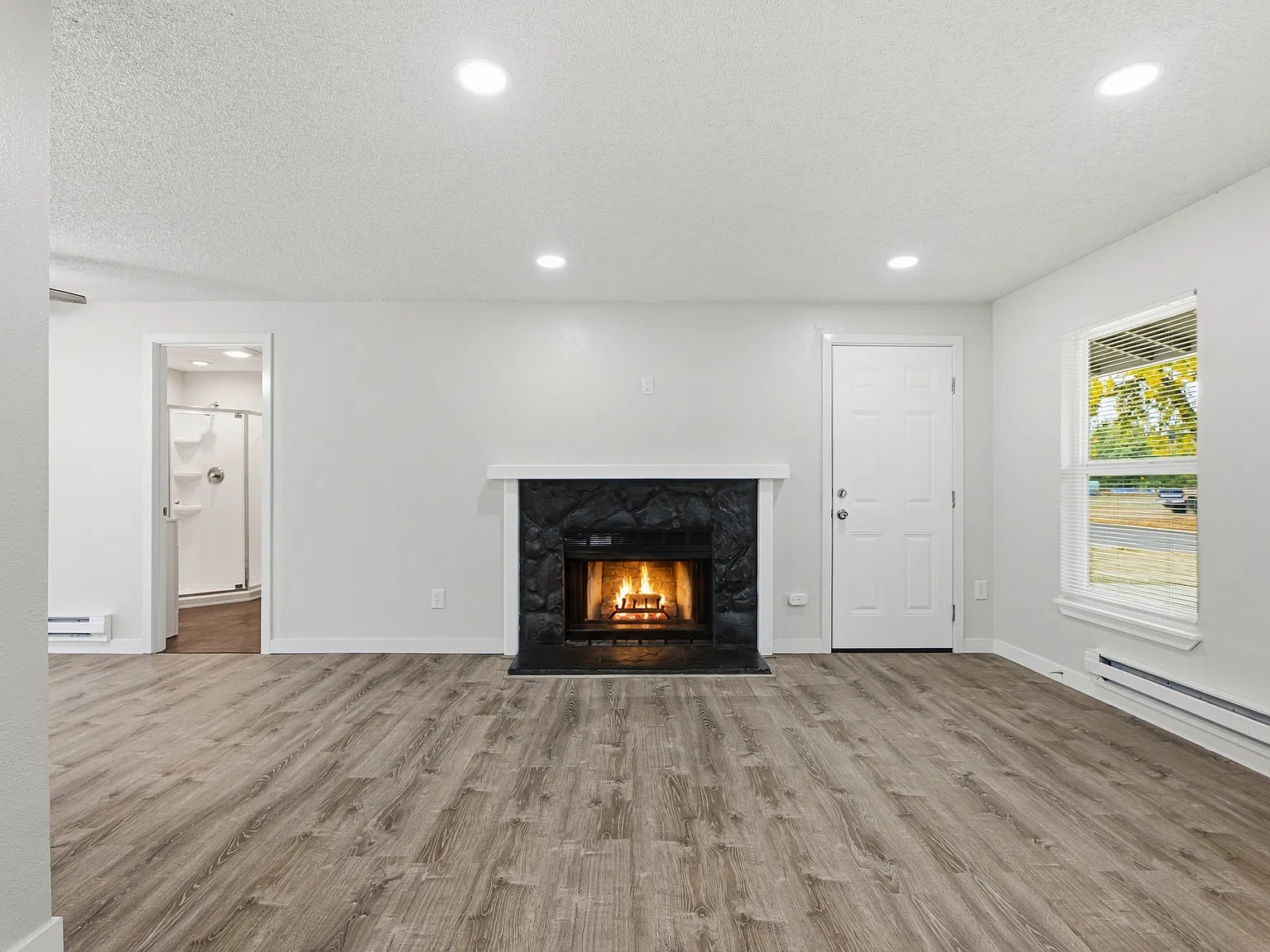 3 bed, 888 sqft, $2,690 — Photo 2