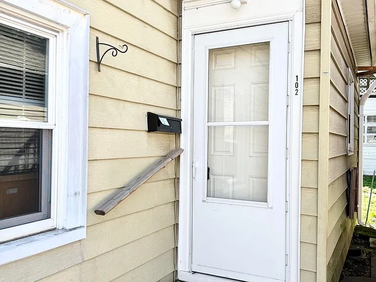 102 E Middle St — Photo 2