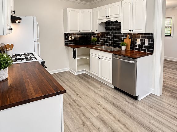 3rd image of 526 W 76th St