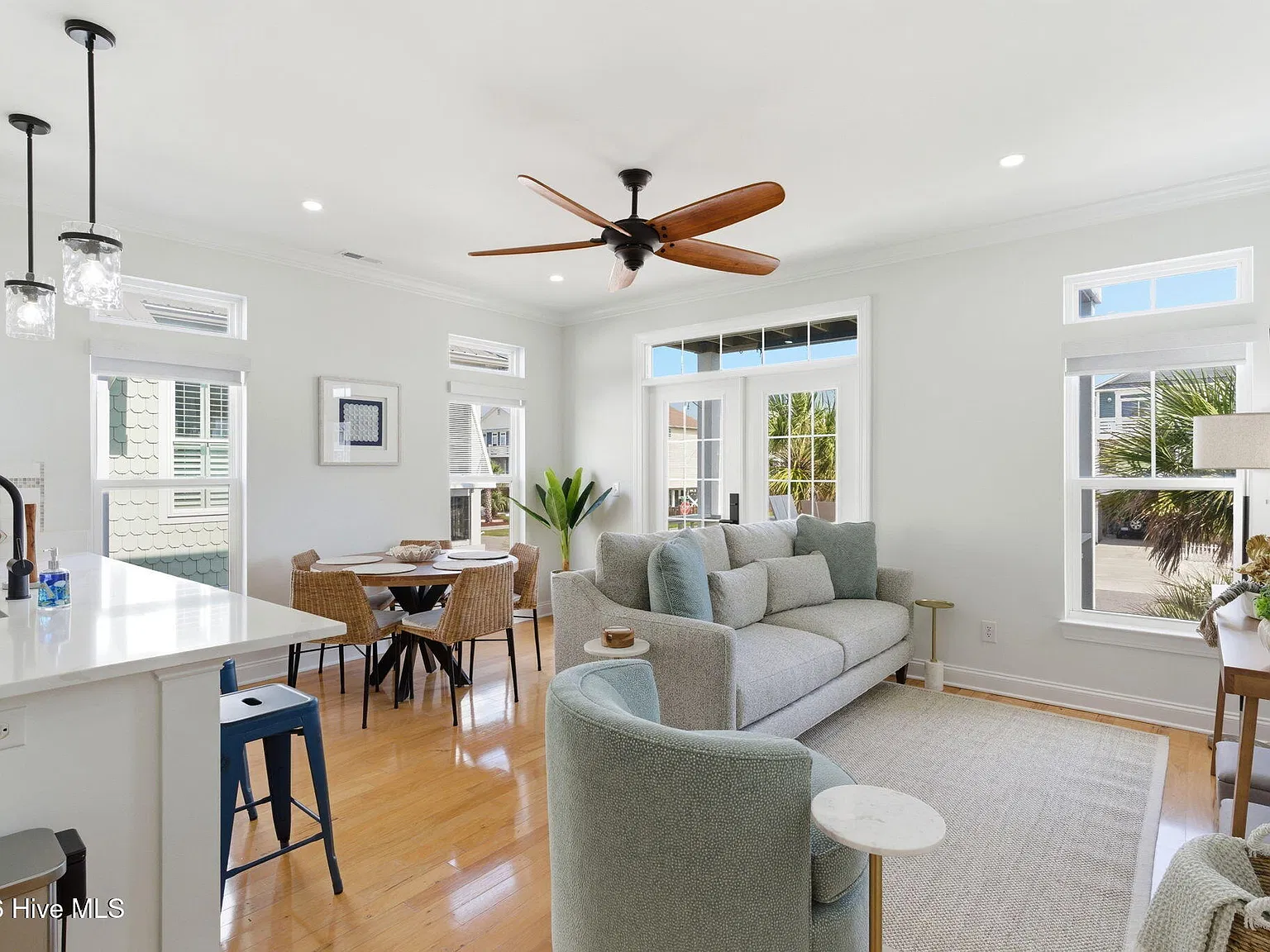 3 bed, 3.0 bath, 1400 sqft, $2,800 — Photo 3