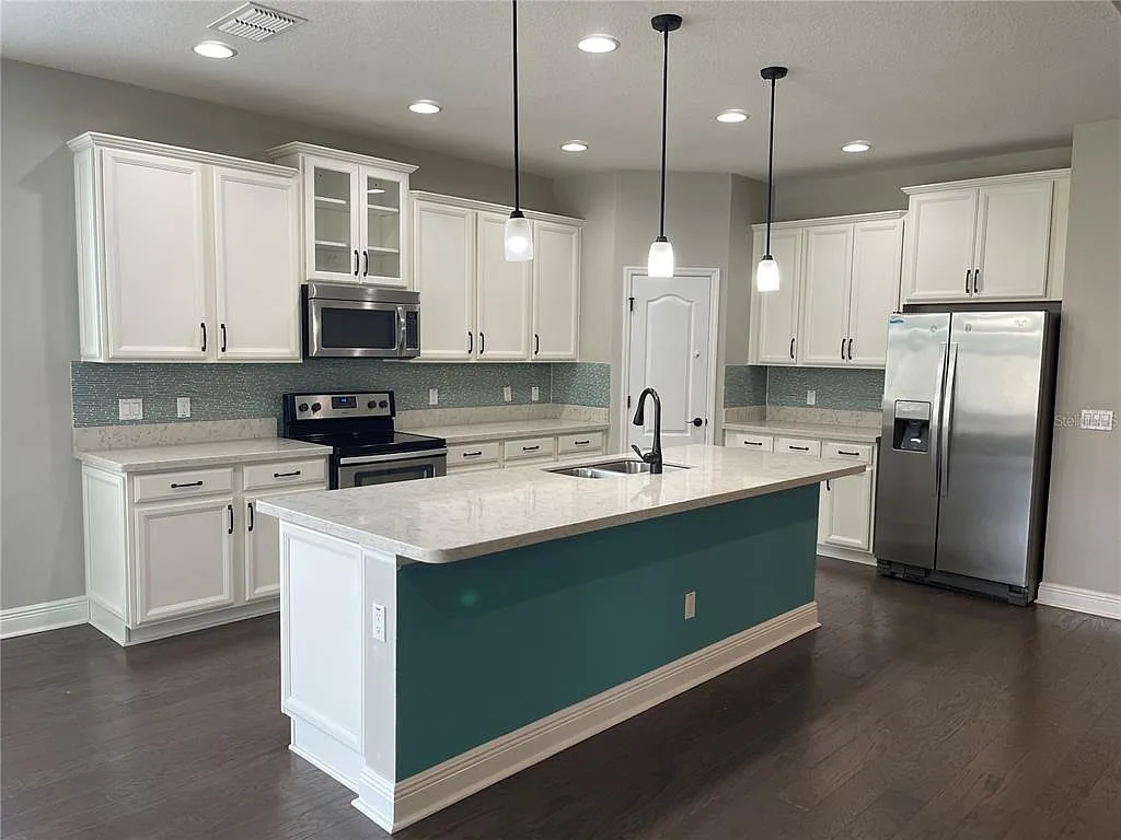 6 bed, 4.0 bath, 3545 sqft, $2,999 — Photo 3
