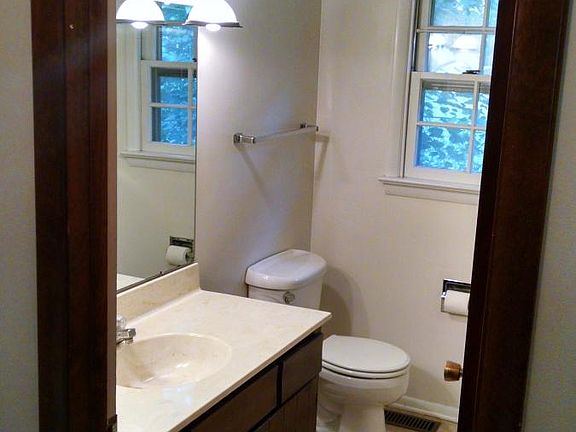4th image of 553 Maple Tree Ln #553