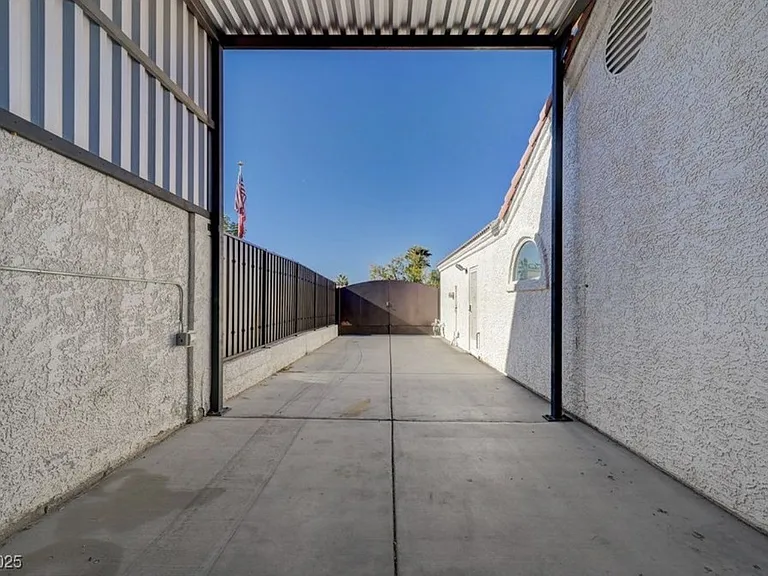 2268 Welsey Manor Dr — Photo 23